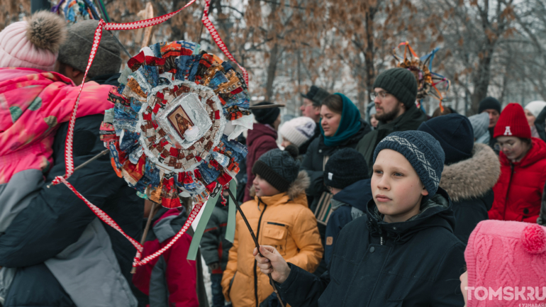 Тулупы, наряды и праздник: как прошло Святочное шествие в Томске