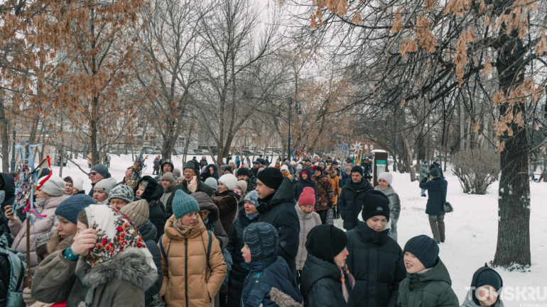 Тулупы, наряды и праздник: как прошло Святочное шествие в Томске