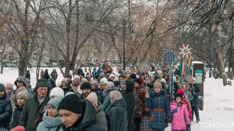 Тулупы, наряды и праздник: как прошло Святочное шествие в Томске