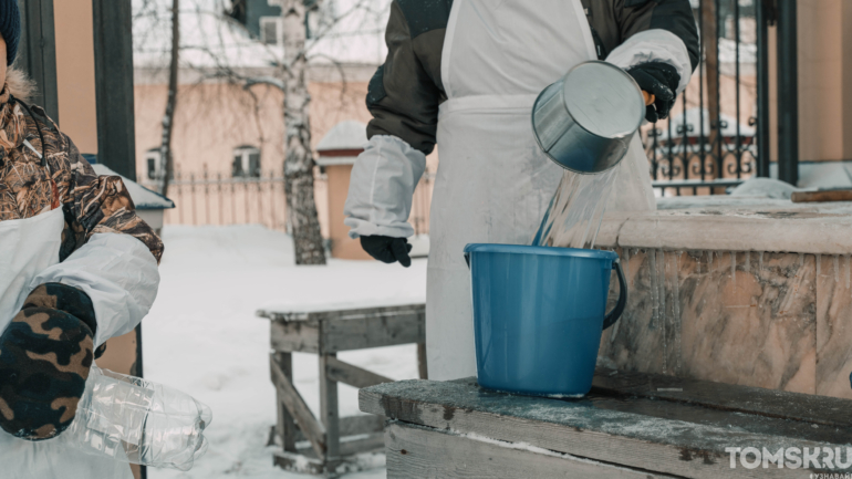 В томских храмах началась раздача святой воды