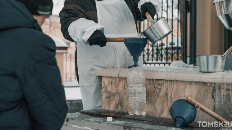 В томских храмах началась раздача святой воды