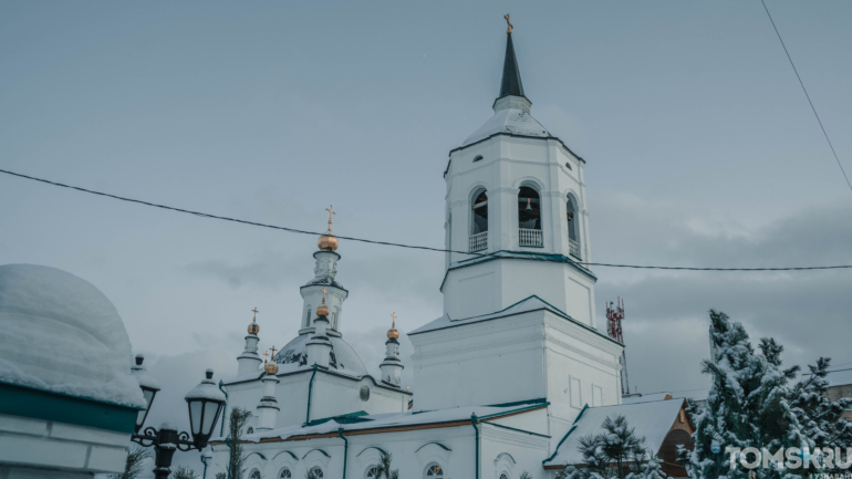 В томских храмах началась раздача святой воды