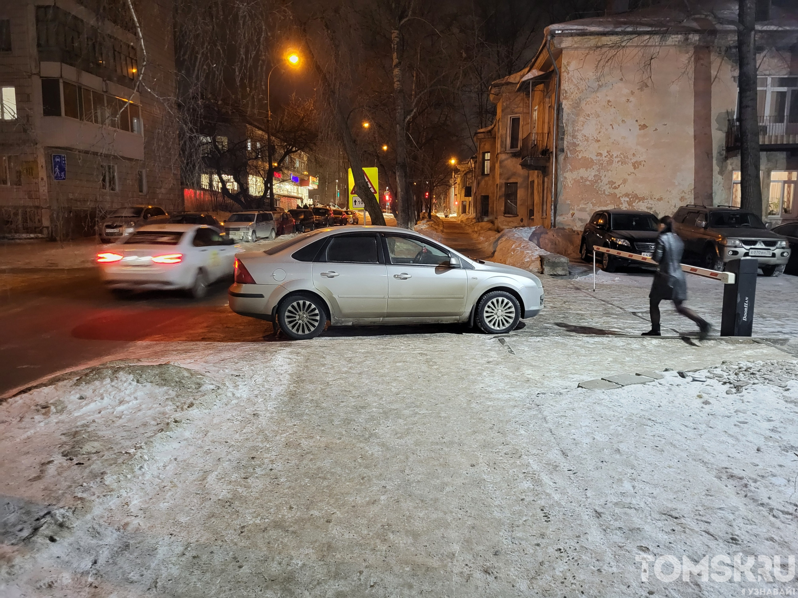 Мастера томской парковки: ночные герои перекрытых дорог