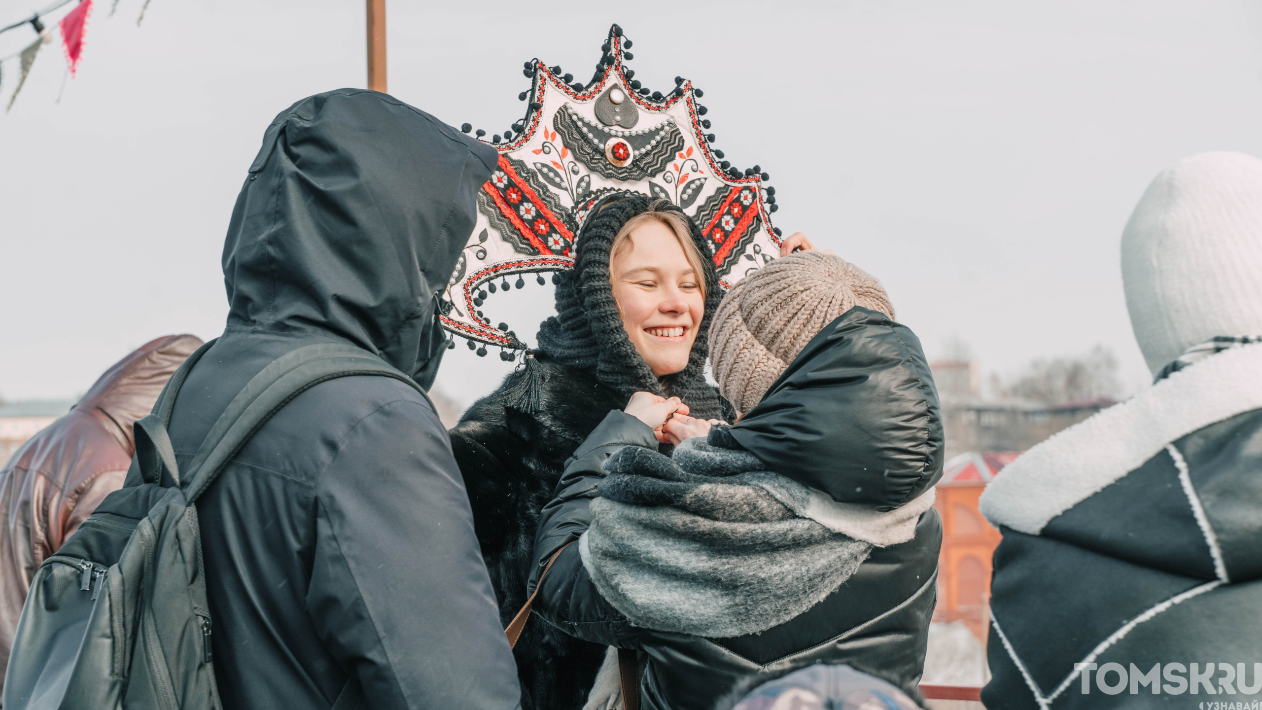 Покорение столба и много блинов: как прошла Масленица в Томске