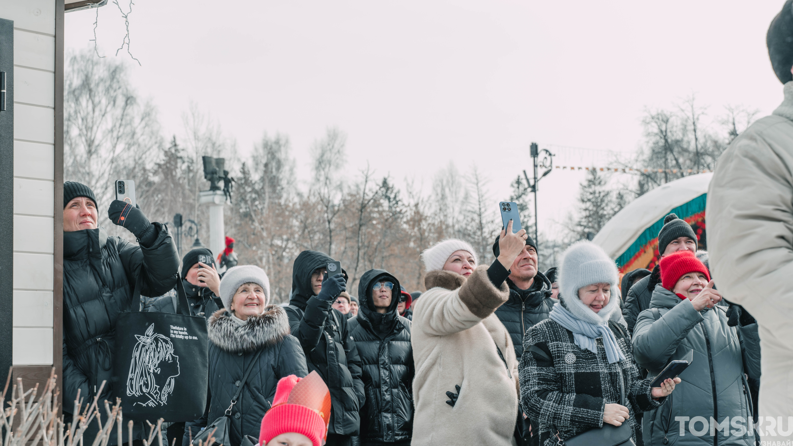 Покорение столба и много блинов: как прошла Масленица в Томске